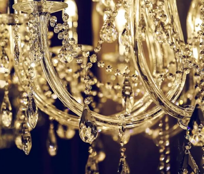 طريقة-تنظيف-الثريات-لإعادة-لمعانها