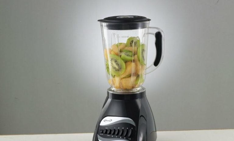 احذروا وضع هذه الأطعمة في الخلاط الكهربائي.. منها الطماطم