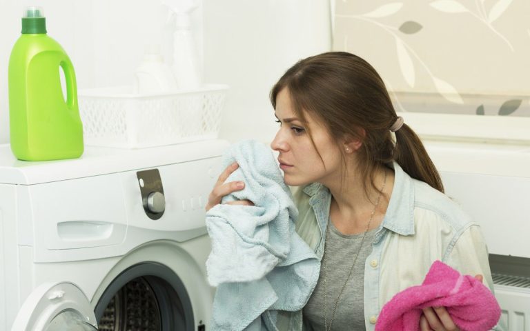 5 أخطاء فادحة تجعل رائحة الغسيل كريهة جداً.. احذريها 5 أخطاء فادحة تجعل رائحة الغسيل كريهة جداً.. احذريها