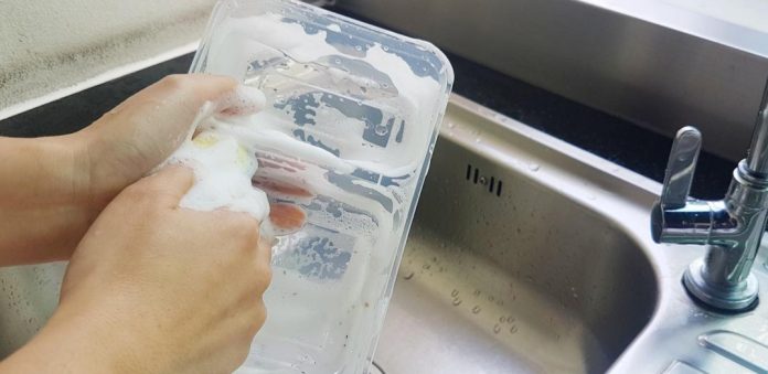 أبسط-الخطوات-لتنظيف-الأواني-البلاستيكية-الشفافة.-لا-تفوّتيها