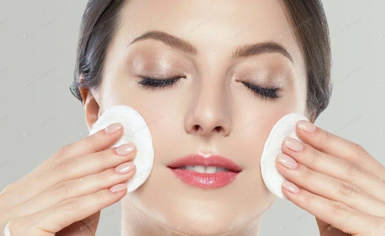 عادات تؤثر على البشرة وتسبب التجاعيد.. منها مناديل إزالة المكياج