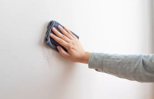 نظّفي-الجدران-البيضاء-من-البقع-والدهون-بهذه-الحيلة-الرائعة!