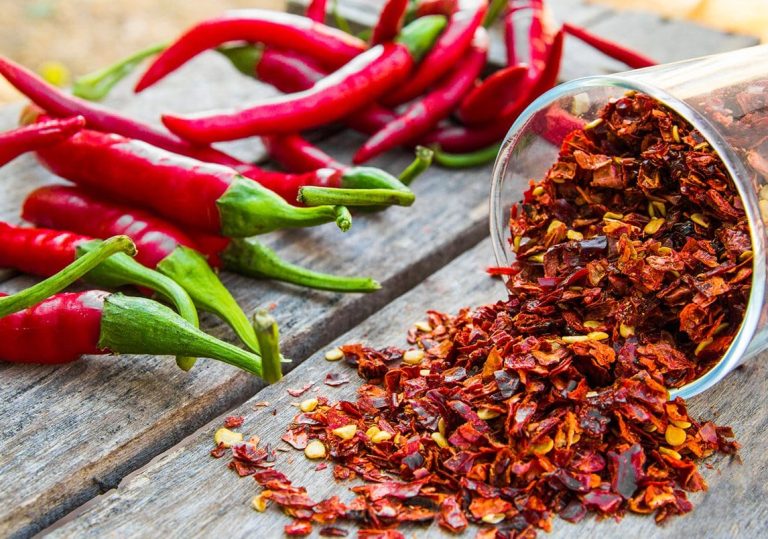 حيلة بسيطة للتمييز بين الفلفل الحلو والحار.. تعلميها