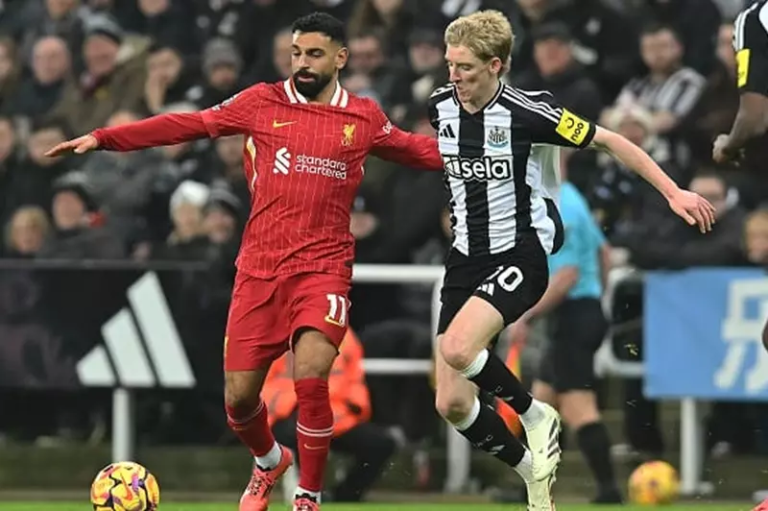 في الدوري الإنجليزي: موعد مباراة نيوكاسل ضد ليفربول والقناة الناقلة