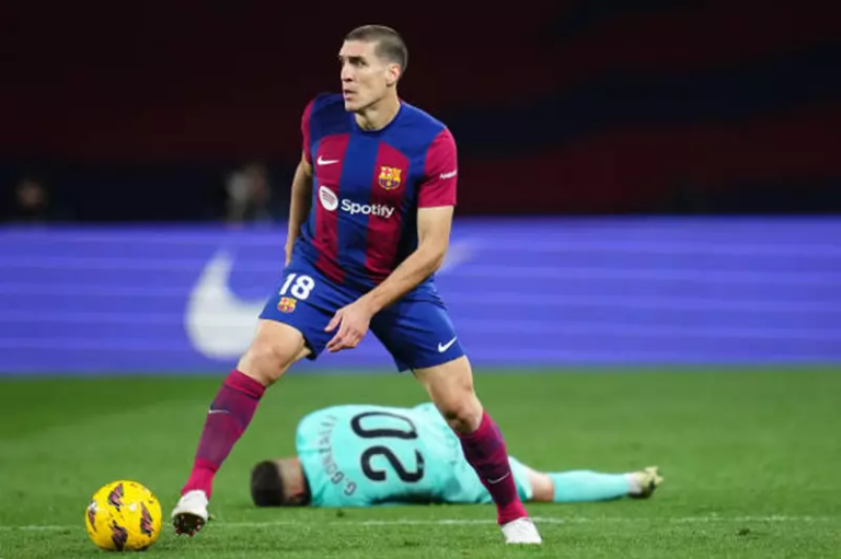 برشلونة يسعى لإنهاء عقد أوريول روميو لحل أزمة التسجيل