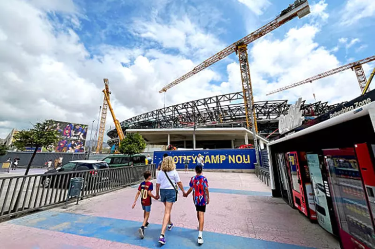 العودة إلى كامب نو وتسجيل اللاعبين.. سباق ضد الزمن في برشلونة