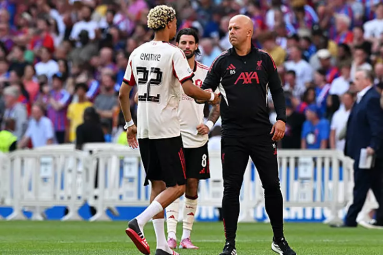 سلوت: من غير العدل أن أتناول الحديث عن إيزاك بعد تألق إيكيتيكي مع ليفربول