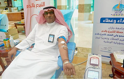 رئيس جامعة جازان يشارك في الحملة الوطنية للتبرع بالدم ويفتتح فعالياتها بالبرج الإداري
