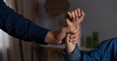 الضرب مش حل.. إزاى تربي أولادك بدون اللجوء للعقاب البدني؟