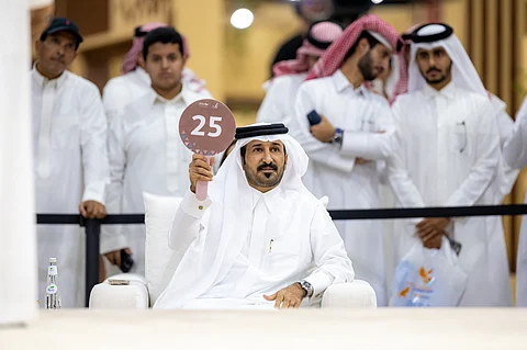 رجل أعمال سعودي يشتري صقرًا نادرًا في المزاد الدولي للصقور بمبلغ 1.2 مليون ريال