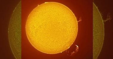 رصد نادر لإعصار شمسي عملاق وانفجار بلازما في مشهد واحد على سطح الشمس