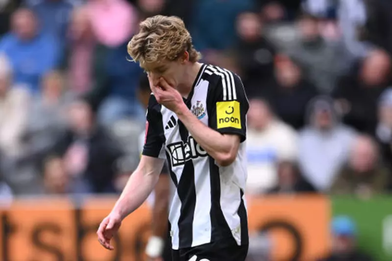 أنطوني جوردون يعتذر بعد طرده خلال مواجهة ليفربول