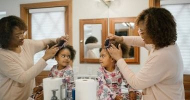 العناية بشعر الأطفال الكيرلي: 5 خطوات سهلة لروتين مثالي بأقل مجهود العناية بشعر الأطفال الكيرلي: 5 خطوات سهلة لروتين مثالي بأقل مجهود