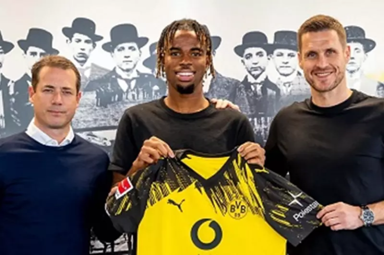 دورتموند يضم كارني تشوكويميكا بصفة دائمة من تشيلسي