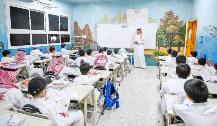 «التعليم»: مهام المعلم لا تتجاوز 35 ساعة أسبوعياً والمناوبة تسبق الدوام بربع ساعة