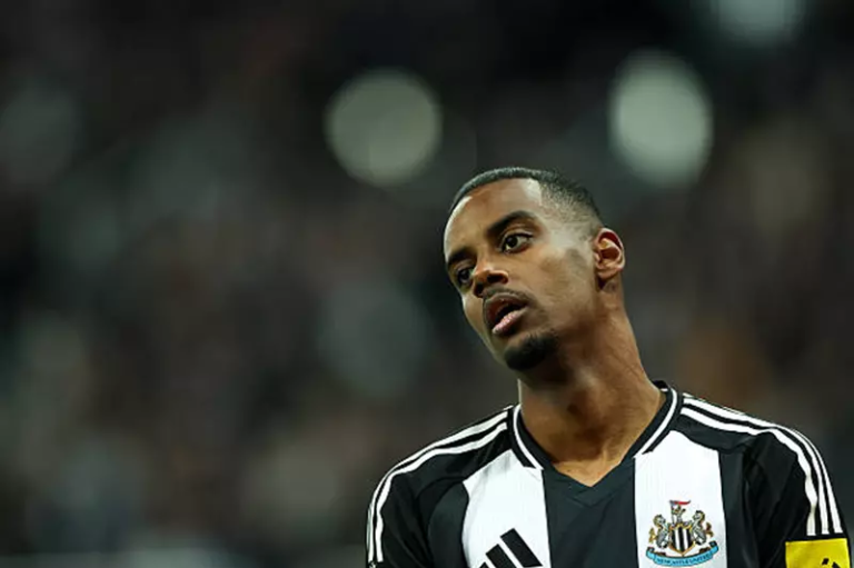 هل لا يزال إيزاك متمسكًا بحلم ليفربول بعد محادثاته مع مالكي نيوكاسل؟