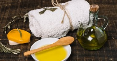 كيفية استخدام زيوت عشبية لتدليك الرقبة والكتفين لتخفيف التوتر والألم