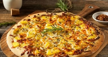 طريقة تحضير بيتزا بقاعدة البطاطس بدلاً من العجينة.. مشبعة وسهلة على المعدة