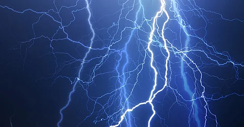 طقس اليوم … الأرصاد تحذر من هطول أمطار رعدية غزيرة قد تؤدي إلى جريان السيول في هذه المناطق