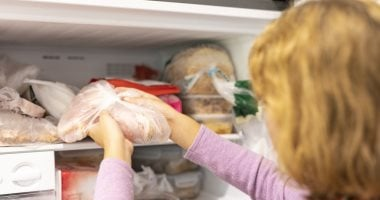 فن التخزين الصحي: أطعمة ومشروبات لا تتركيها في باب الثلاجة