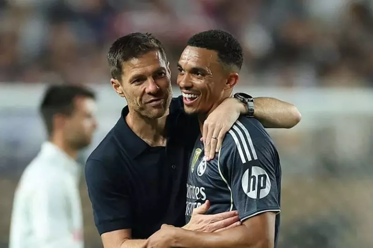 مفاجأة.. مانشستر سيتي يضع عينًا على أرنولد في يناير