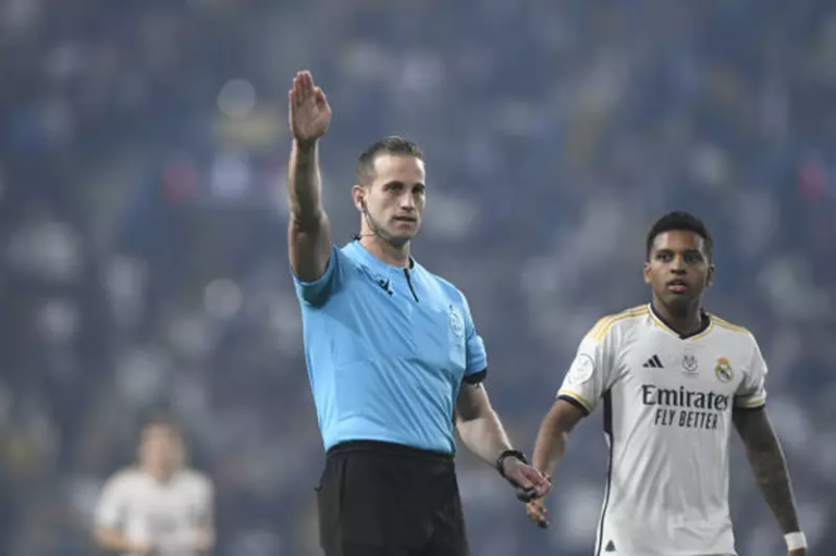 مصدر لـ”يلا كورة”: خافيير روخاس سيقود تحكيم مباراة الأهلي وبيراميدز في الدوري