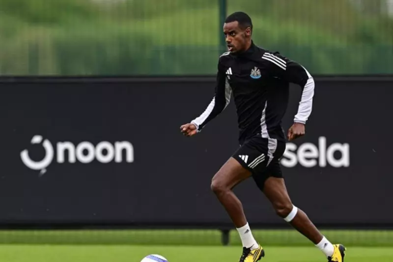 قائد نيوكاسل: لم أتواصل مع إيزاك والحالة صعبة