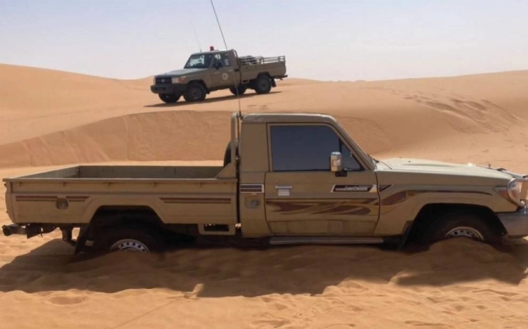حرس الحدود بمحافظة شرورة يقدم المساعدة لأربعة أشخاص بعد أن علقت مركبتهم في الكثبان الرملية
