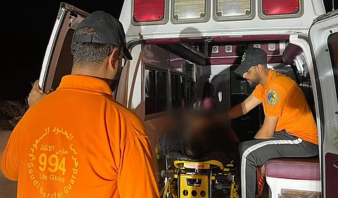 إنقاذ مواطن من الغرق خلال سباحته في القحمة بعسير ونقله إلى المستشفى لتلقي الرعاية