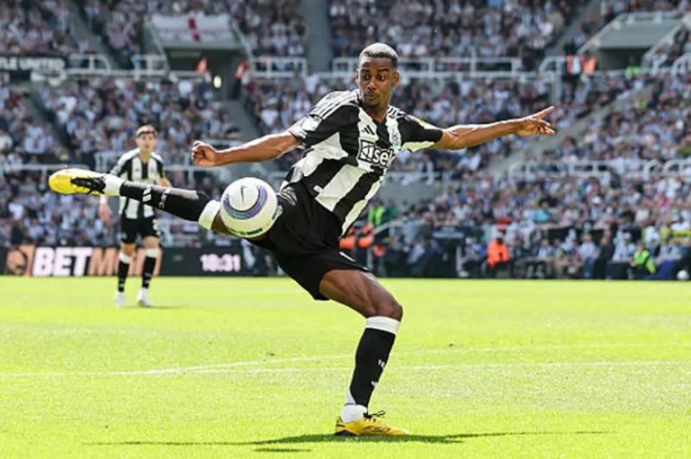 نيوكاسل لا يستسلم: وولفرهامبتون يقدّم عرضًا ثالثًا لتعويض إيزاك