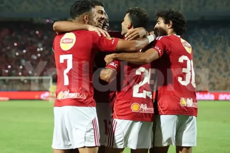 قناة الأهلي تعلن الطاقم الكامل لحكام مباراة بيراميدز بقيادة خافيير روخاس