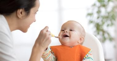 أسباب إصابة الأطفال بالإمساك بعد الفطام.. نصائح للأمهات