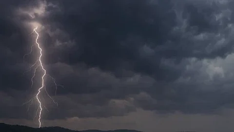 طقس نهاية الأسبوع: الأرصاد تؤكّد استمرار تهيؤ الفرصة لهطول أمطار رعدية غزيرة على نجران وجازان وعسير والباحة ومكة المكرمة