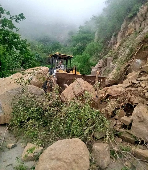 بلدية فيفاء تستمر في فتح الطرق وإزالة الانهيارات الصخرية إثر الحالة المطرية