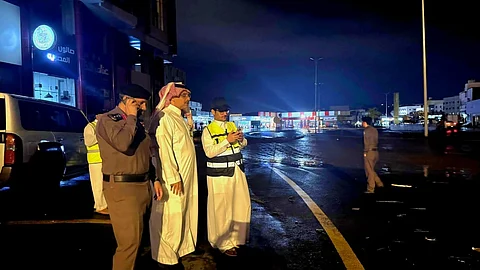 أمطار غزيرة على محايل تتسبب في إغلاق طرق وتحريك السيول، والجهات المختصة تتابع ميدانيًا