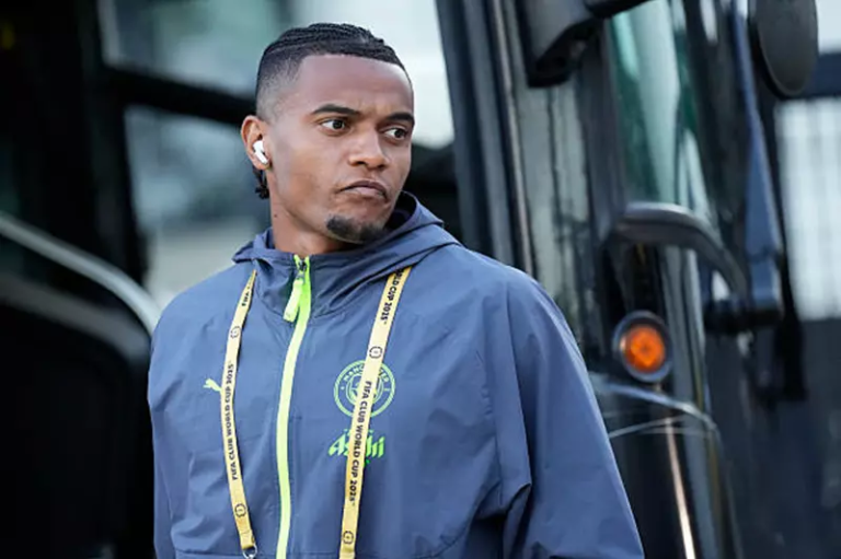 تقارير: ميلان يستفسر عن إمكانية ضم أكانجي من مانشستر سيتي