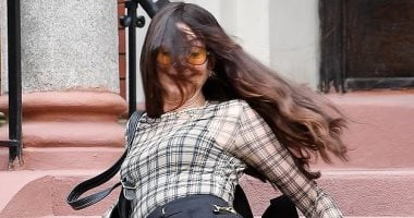 آن هاثاواى تسقط على الدرج أثناء تصوير الجزء الثانى من Devil Wears Prada