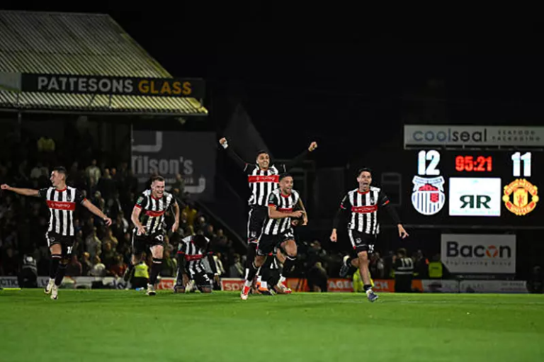 “البحّارة” يغرقون الشياطين على ضفاف نهر هامبر: قصة جريمبسي تاون الذي أقصى يونايتد من كأس كاراباو