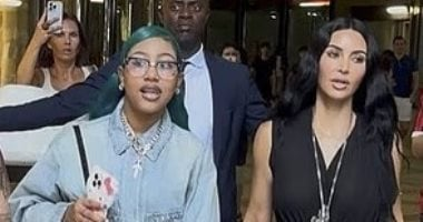 ابنة كيم كارداشيان تظهر مرتدية جوارب مرصعة بالألماس في ميلانو.. صور