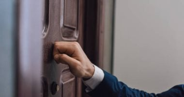 تفسير رؤية الطرق على الباب.. خبر مرتقب أو فرصة جديدة 