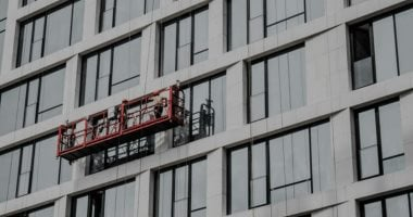 امرأة صينية تدخل في حالة اكتئاب بعدما رآها عمال تنظيف النوافذ بملابس النوم امرأة صينية تدخل في حالة اكتئاب بعدما رآها عمال تنظيف النوافذ بملابس النوم