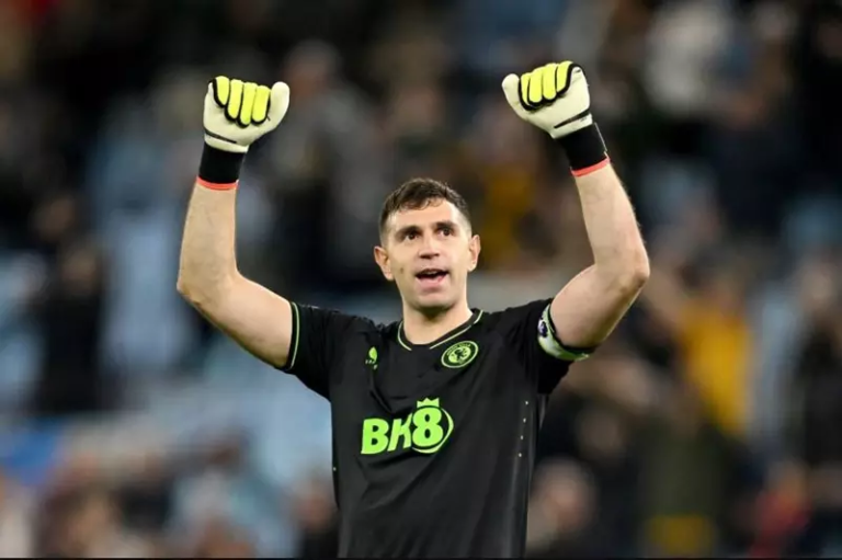 من بطل الأمس إلى خائن اليوم.. مارتينيز وسط الجماهير في فيلا بارك من بطل الأمس إلى خائن اليوم.. مارتينيز وسط الجماهير في فيلا بارك