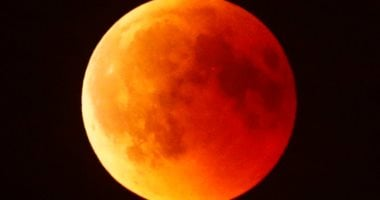 خسوف القمر الكلي 2025: متى وأين يمكن رؤية القمر الدموي بأمان؟