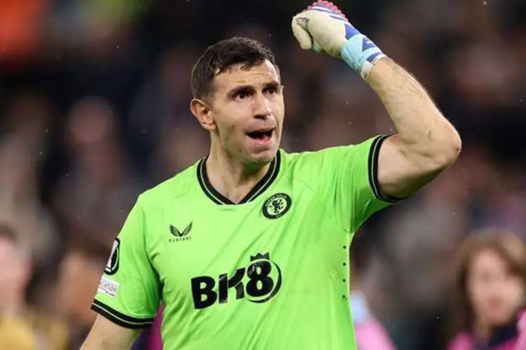 بعد تعثر انتقاله إلى يونايتد، أستون فيلا يؤكد استمرار مارتينيز