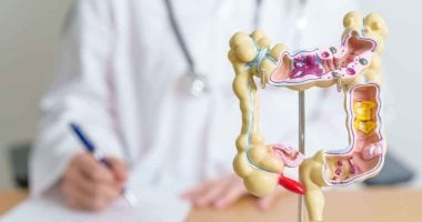 تزايد معدلات الإصابة بسرطان القولون بين الشباب.. 6 أطعمة يجب تجنبها تزايد معدلات الإصابة بسرطان القولون بين الشباب.. 6 أطعمة يجب تجنبها