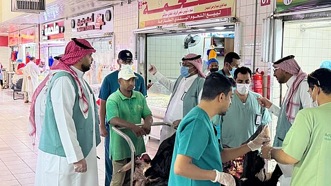 “بيئة الرياض تضبط 93 مخالفة وتتلف 3 أطنان من اللحوم الفاسدة في سوق البطحاء وتُصادر 42 أداة تقطيع” “بيئة الرياض تضبط 93 مخالفة وتتلف 3 أطنان من اللحوم الفاسدة في سوق البطحاء وتُصادر 42 أداة تقطيع”