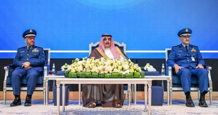 بن عياف يرعى نيابةً عن وزير الدفاع حفل تخريج الدورة الـ106 لطلبة كلية الملك فيصل الجوية بن عياف يرعى نيابةً عن وزير الدفاع حفل تخريج الدورة الـ106 لطلبة كلية الملك فيصل الجوية