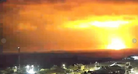 بموافقة أميركية.. إسرائيل تشن غارات ليلية كثيفة على مدينة غزة بموافقة أميركية.. إسرائيل تشن غارات ليلية كثيفة على مدينة غزة