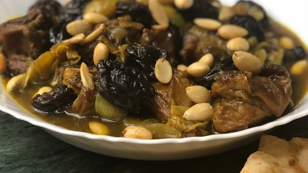 طاجن اللحم بالقرصية والبرقوق على الطريقة التقليدية طاجن اللحم بالقرصية والبرقوق على الطريقة التقليدية