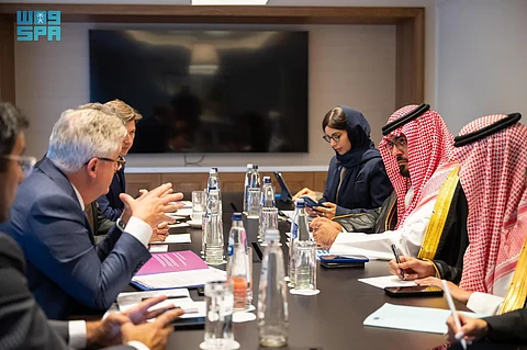 وزير الاقتصاد والتخطيط يلتقي مع الرئيس التنفيذي للجمعية الدولية لمنتجي النفط والغاز